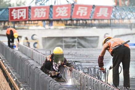 工人在中铁十一局搬经制梁场钢筋绑扎区进行焊接作业 