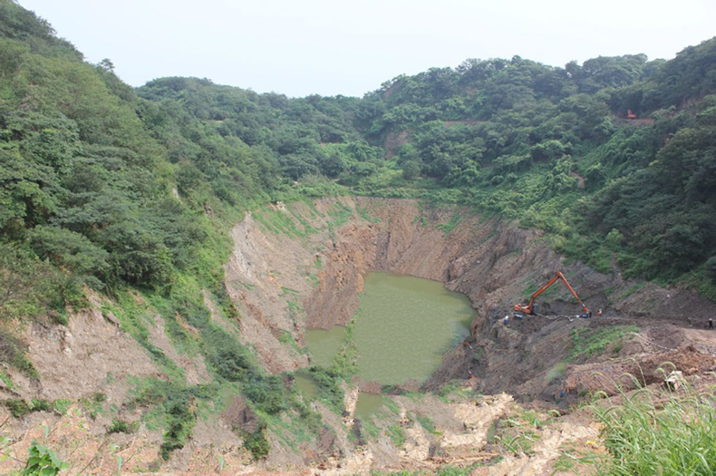 牛首山西峰开采后留下的矿坑（山体已不存）