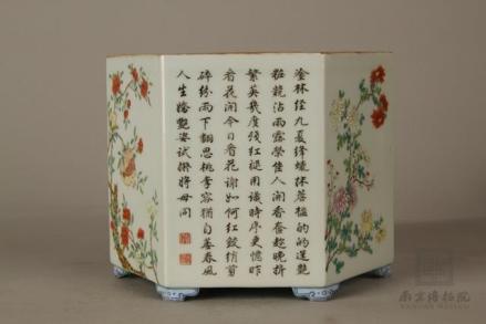 清乾隆粉彩花果御题墨诗六角瓷笔筒