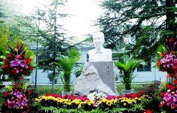蒋维崧塑像 