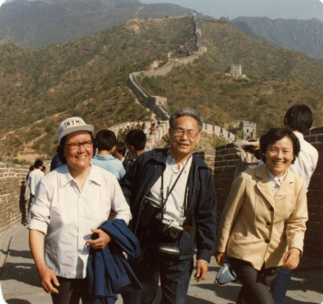 游览长城，右1孙荀英教授