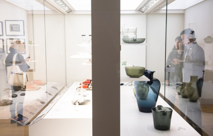 4月8日，观众在中国国际设计博物馆参观现当代玻璃制品展览