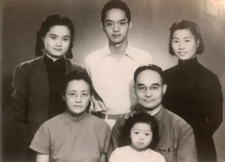 家庭合影，后排中为吴敬琏
