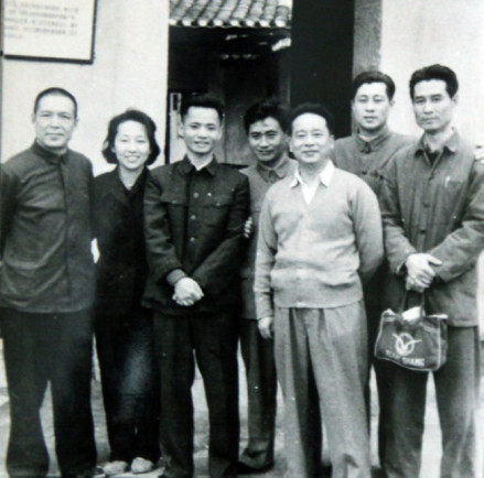 罗广斌（右三）