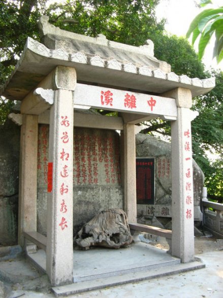 后人纪念薛侃之中离溪碑亭 