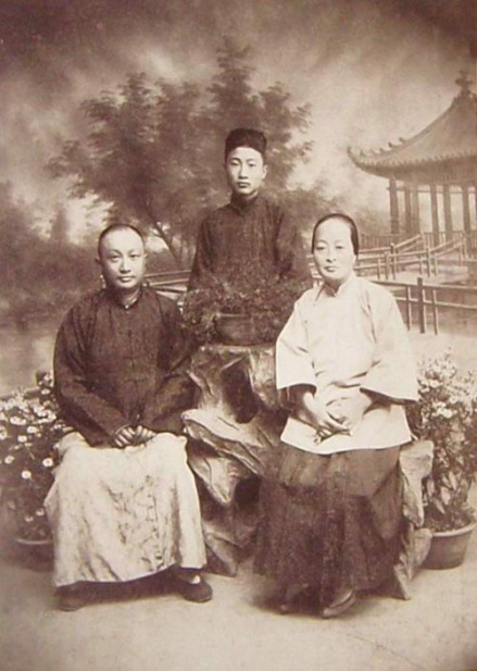 徐森玉和夫人王氏及长子徐伯郊合影