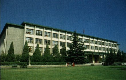 1975年建成的图书馆，现为图书馆西楼