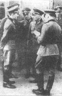 1943年，弗拉索夫与俄罗斯营的军官们