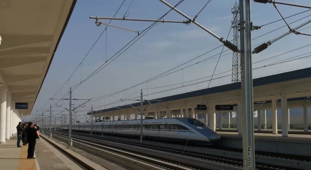 和谐号CRH380A停靠平顶山西站
