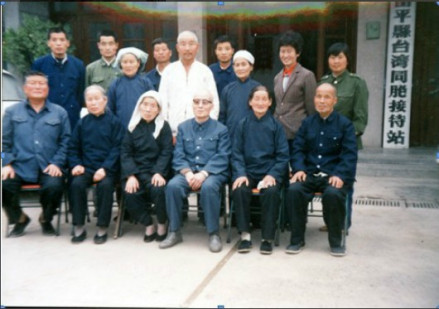 1988年王曙（前排右三）回陕西富平考察