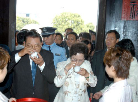江丙坤在江氏宗祠济阳堂祭祖