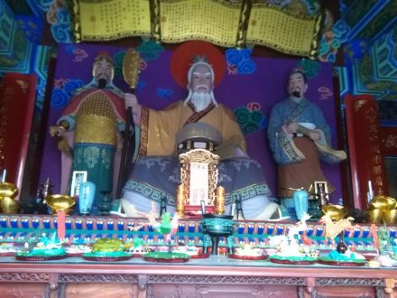 姜太公戎装坐像，谋圣张良、兵圣孙武雕像配享于姜太公左右两侧