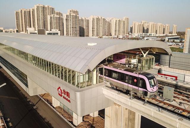 南京地铁S6号线列车驶出华阳站