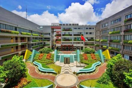 澳门城市大学氹仔校区中葡楼花园