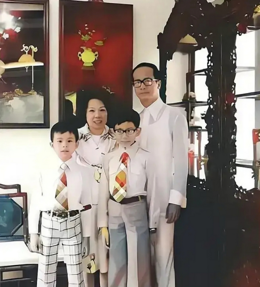 左起：李泽楷、庄月明、李泽钜、李嘉诚