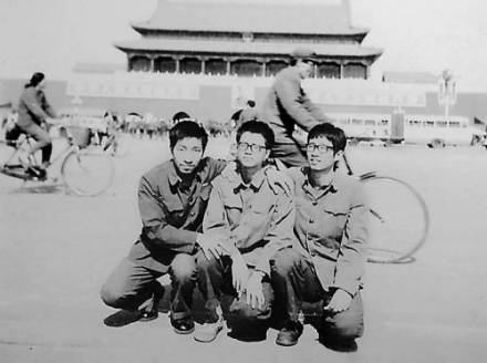 大学时代的罗阳（右一）