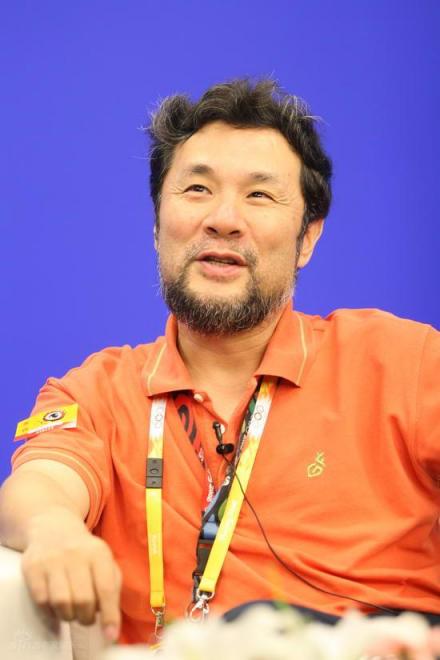 接受采访