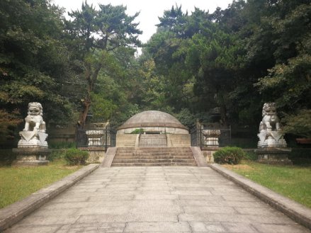 谭延闿墓宝顶