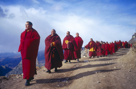孜珠寺丁真俄色喇嘛同僧众绕山