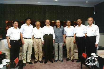 2009年7月2日，江泽民第四次走进母校看望老师蒋大宗教授。 