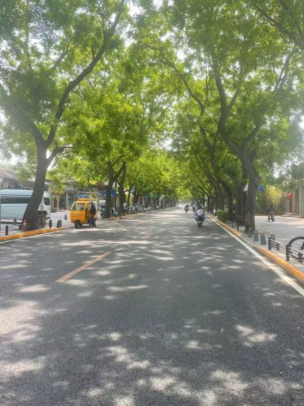 鼓楼西大街路面