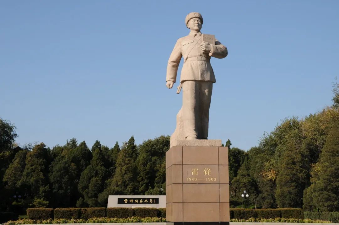 雷锋塑像
