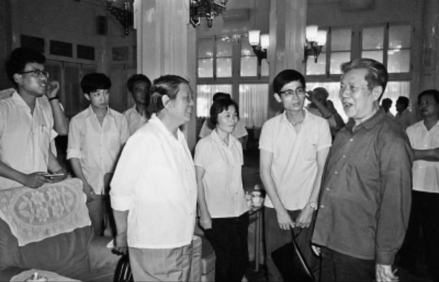 1983年5月，邓力群同志同上海职工读书报告团的同志交谈