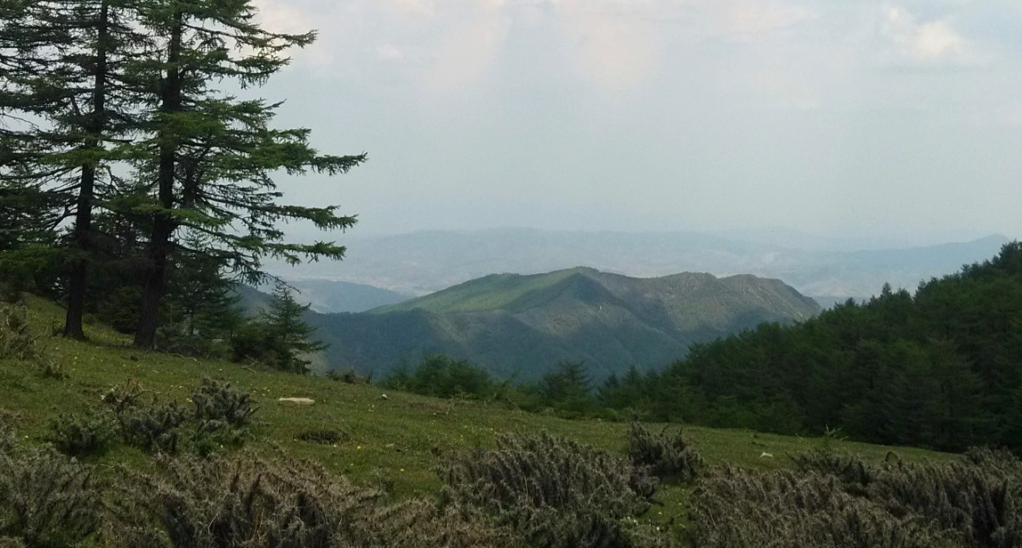 赫赫岩山