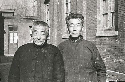 1970年代，周祜昌（左）与弟弟周汝昌在北京合影。