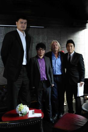 慈传媒管理层与布兰森、姚明