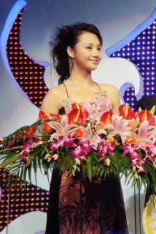 曹颖参加金鹰电视艺术节颁奖现场