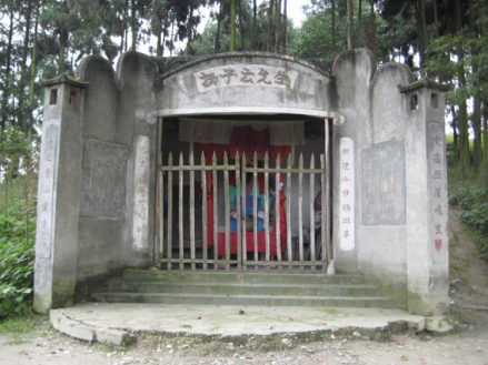 群众新建扬雄墓 