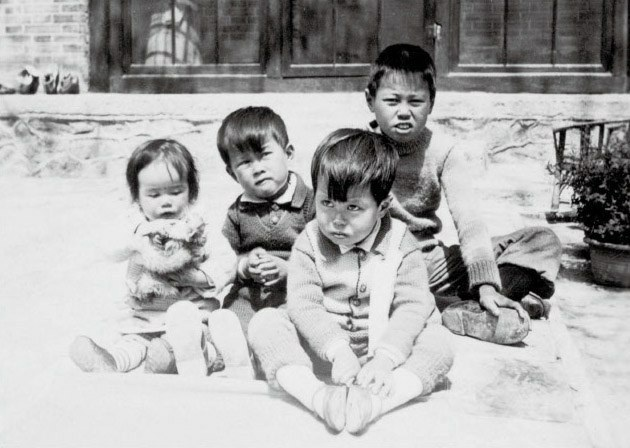 1935年，摄于清华园西院11号，左起振玉、振平、振汉、振宁