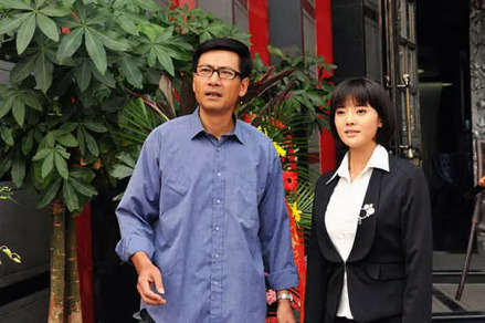 《新世间路》中饰演廖文辉（左一） 