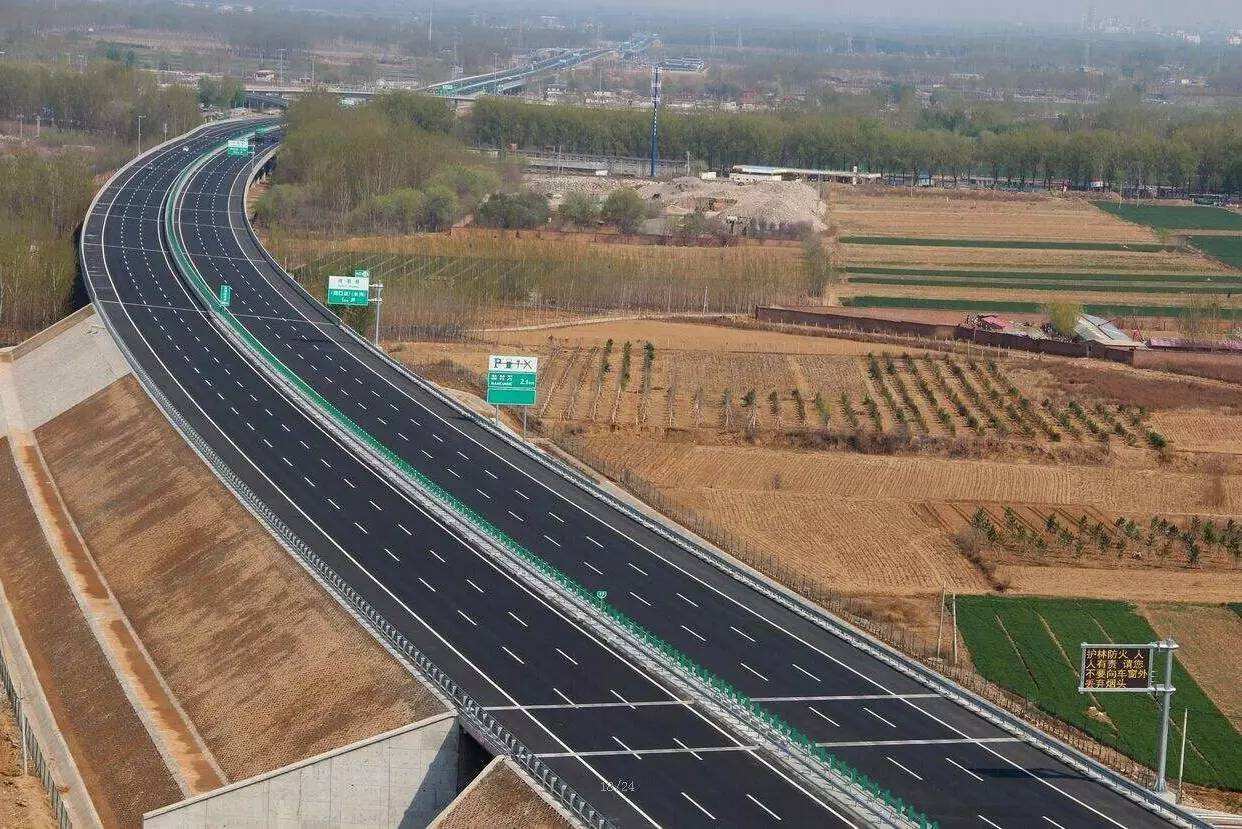 内蒙古高速公路沙漠地段