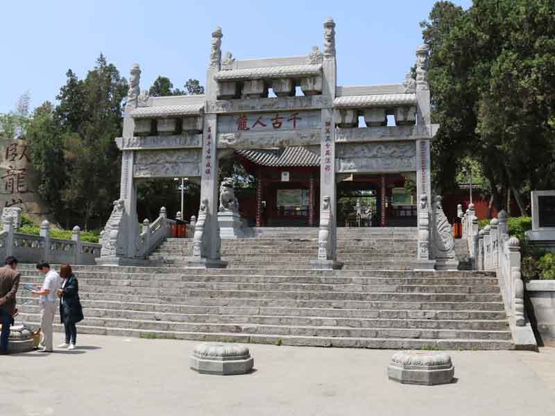 南阳卧龙岗武侯祠-千古人龙坊 