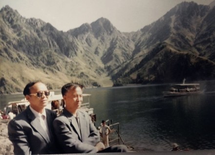 刘振凯（右）与著名延安文艺史研究专家艾克恩在一起