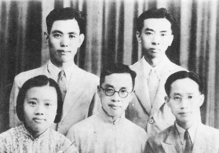 钱穆送别侄子钱伟长（右一）留学美国