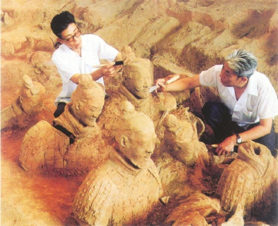 袁仲一（左）与考古队航德洲在兵马俑一号坑早期发掘现场 