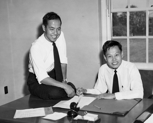 1957年，杨振宁和李政道（左）在普林斯顿