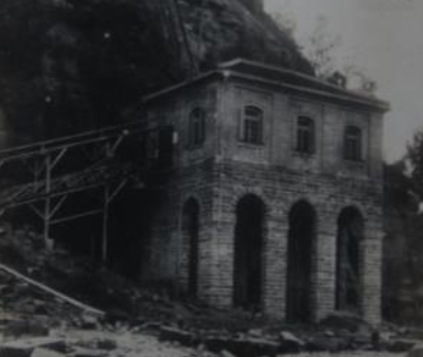 1925年，水力发电厂厂房及水管