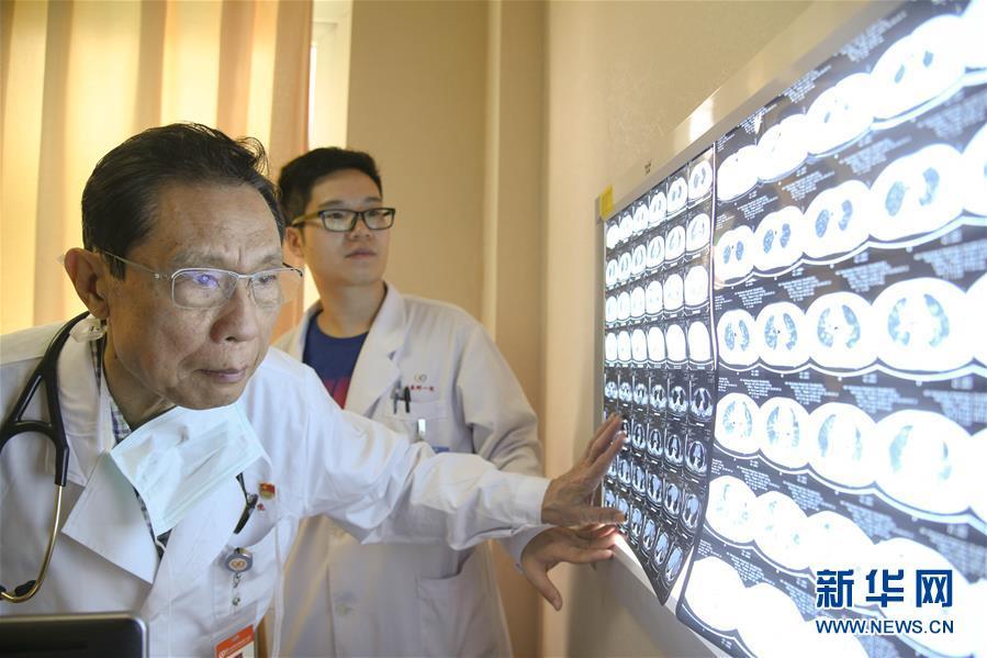 钟南山在广州医科大学附属第一医院的诊室内查看X光片 
