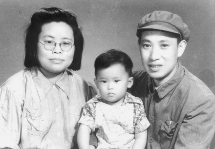 与家人合影