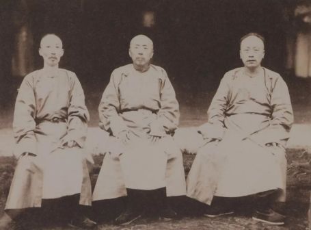 1909年沈曾植在安庆(居中者)