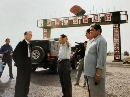 1999年，赵南起同志率调研组在新疆塔里木沙漠公路调研