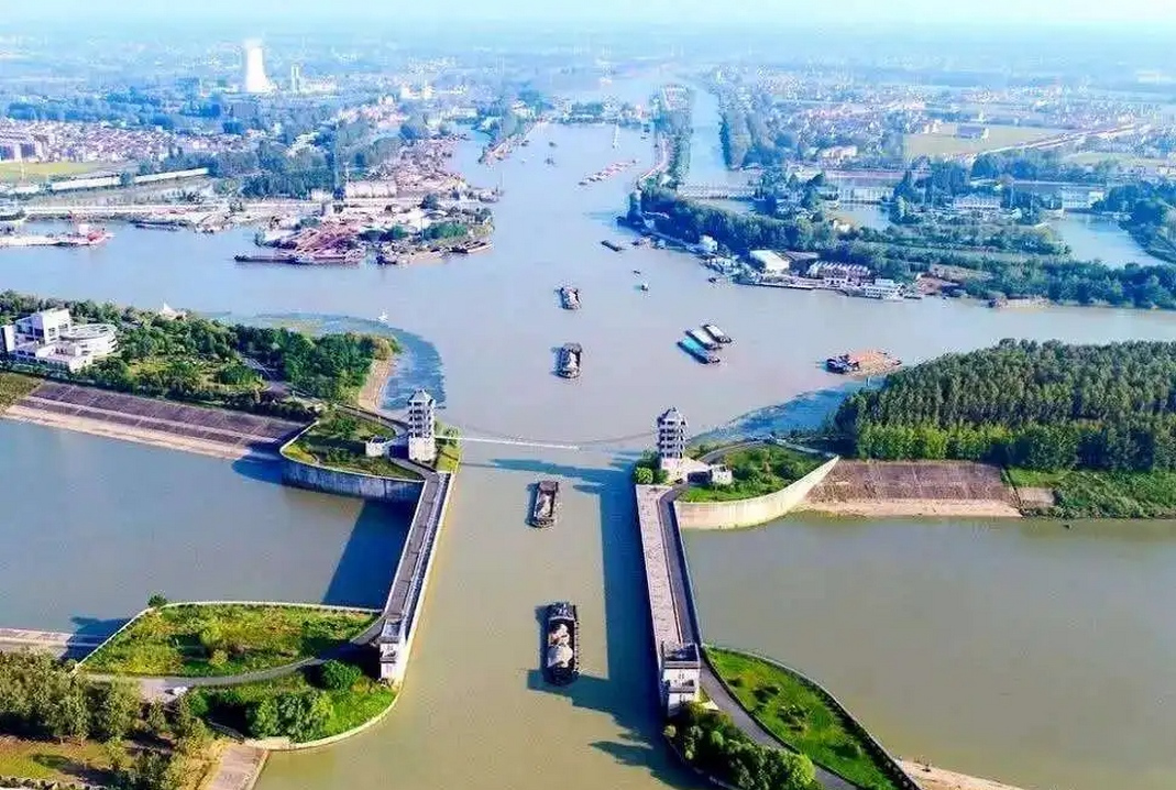 淮安市大运河与总渠（上）、入海水道（下）交叉