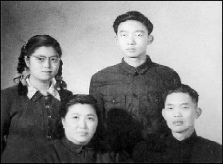 恽逸群结婚三十周年全家合影