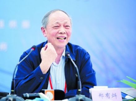 郑有炓在会议上发言
