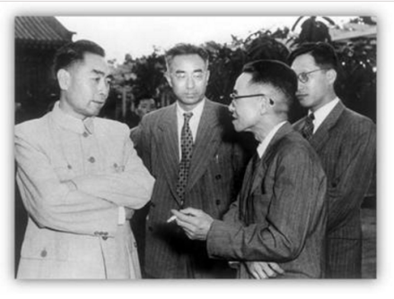 1960年，周恩来总理与孟昭英先生（中间站立者）等交谈