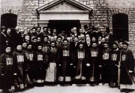 1911年4月17日，前排居中为孙宝琦